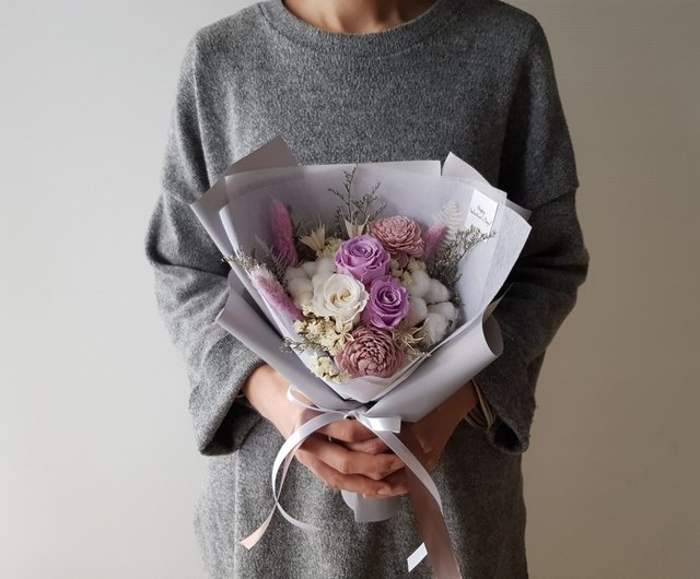 不滅の花 ドライフラワー パープルと白のバラ不滅のドライフラワー小さな花束 枯れない花 普遍的なお祝いの花 ショップ Flowerandhouse ドライフラワー ブーケ Pinkoi