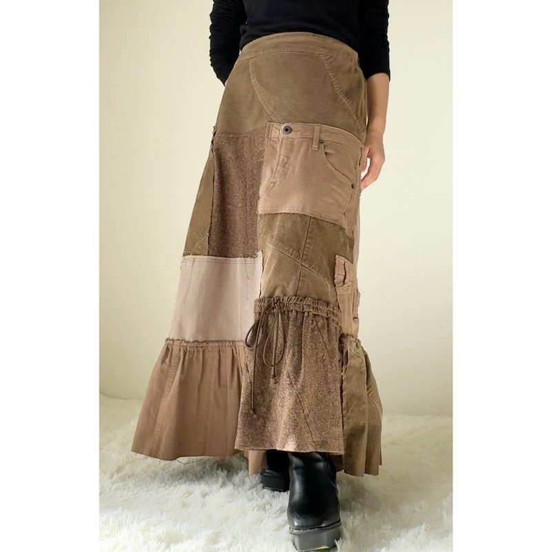 由溫柔的棕色系斜紋軟呢與燈芯絨拼接而成，這件復古改造的魚尾拼貼裙，是秋冬必備、百搭實穿的單品。 - 裙子/長裙 - 棉．麻 咖啡色