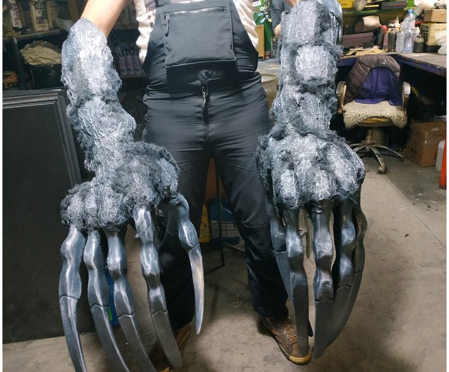 the giant claw prop