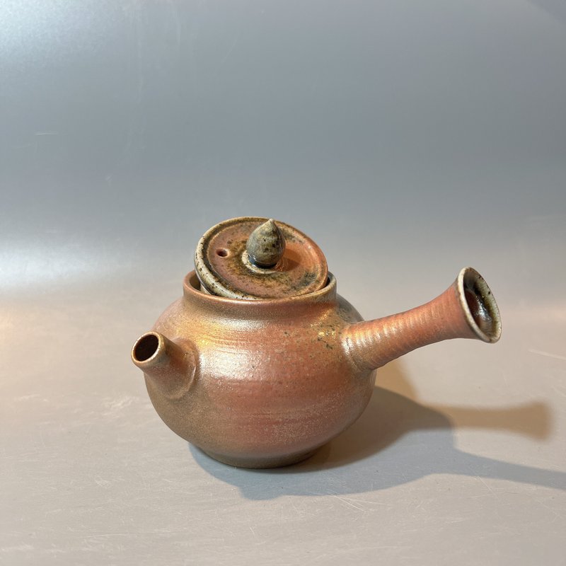 Wood Fired Heavy Ash Side-Handle Teapot / Xiaopingfan Handmade - Teapots & Teacups - Pottery 