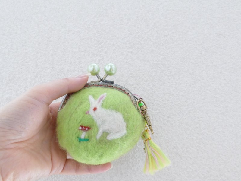 Wool felt rabbit mouth rabbit pearl mouthpiece yellow-green - กระเป๋าเครื่องสำอาง - ขนแกะ สีเขียว