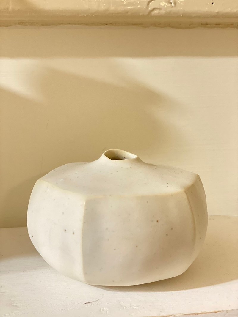 Milky white vase/flower vessel - เซรามิก - เครื่องลายคราม 