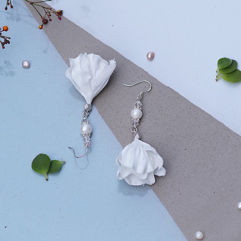 Astrid 氣質款天然珍珠華麗風格垂墜耳環 - 耳環/耳夾 - 其他材質 白色