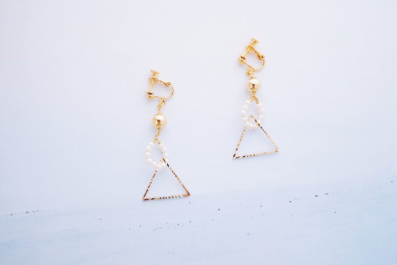 絆--水晶珍珠圓圈三角金屬框耳環 - 耳環/耳夾 - 其他金屬 金色