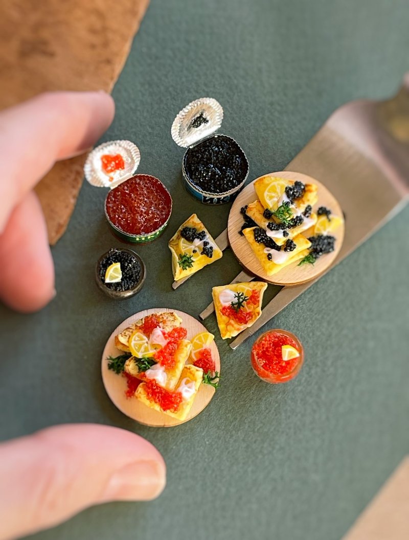 Miniature set with pancakes and red and black caviar, scale 1:12 - ตุ๊กตา - วัสดุอื่นๆ หลากหลายสี