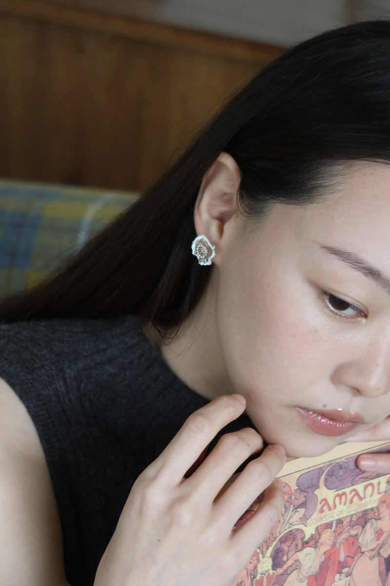 傲雪之姿耳環\經典款 925銀針 夾式耳環 耳夾 情人節禮物 花 - 耳環/耳夾/耳骨夾 - 樹脂 白色