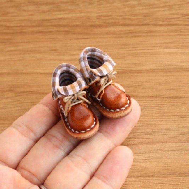 Small leather boots | with chocolate lining - ของวางตกแต่ง - หนังแท้ สีนำ้ตาล