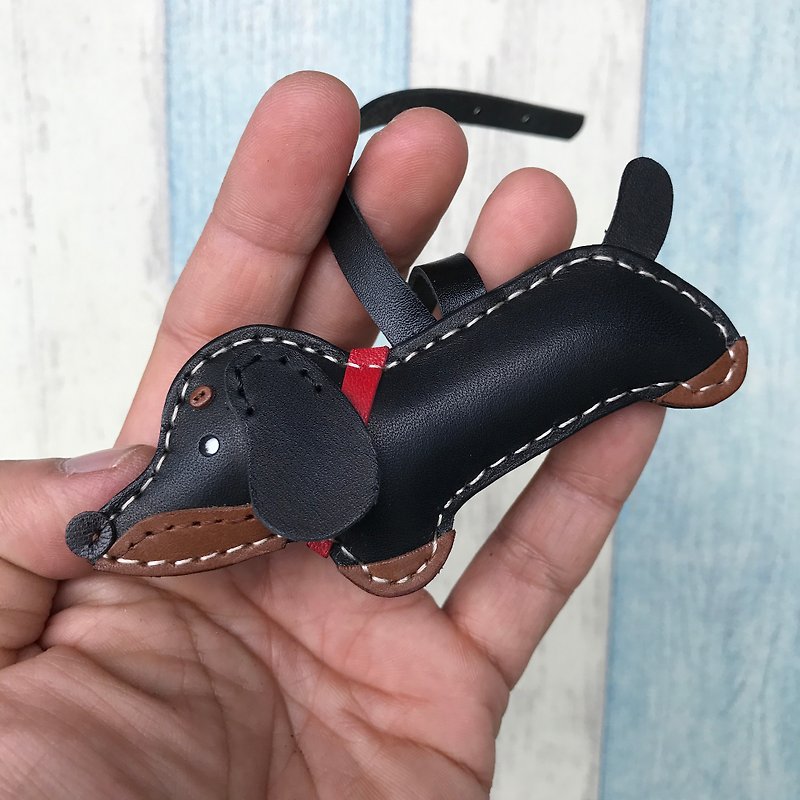 Healing small black cute dachshund dog hand-sewn leather charm small size - พวงกุญแจ - หนังแท้ สีดำ