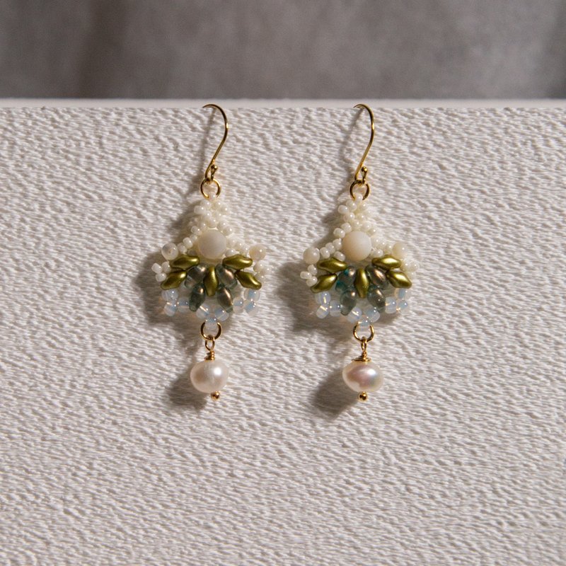 Creusa's Kingfisher Small Earrings 克蕾烏莎小翠鳥耳飾 - 耳環/耳夾/耳骨夾 - 玻璃 綠色