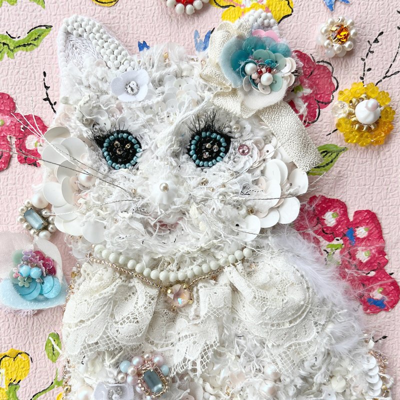 A framed bead embroidery art　  White cat - ตกแต่งผนัง - งานปัก 