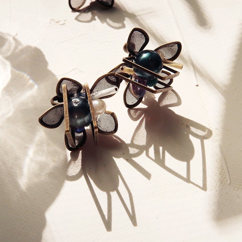Febbi geometric single flower bronze earrings - ต่างหู - โลหะ สีเขียว