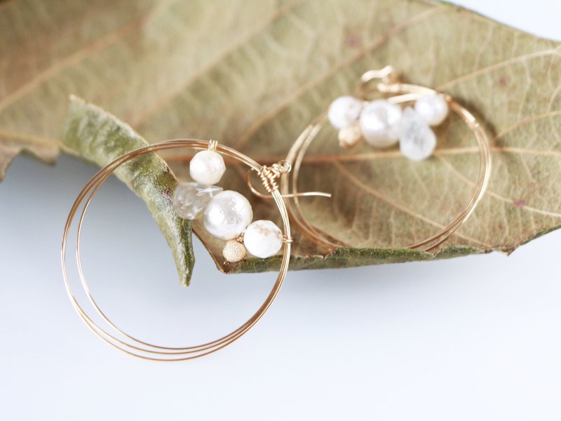 14kgf-Ivory bijou overlap hoop pierced earrings (can change to clip-on) - ต่างหู - เครื่องเพชรพลอย ขาว