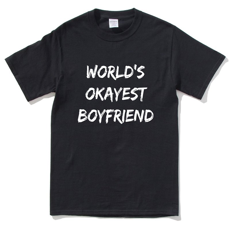 World's Okayest Boyfriend 短袖T恤 黑色 全世界最OK的男朋友 文青 藝術 設計 時髦 文字 時尚 - 男 T 恤 - 棉．麻 黑色