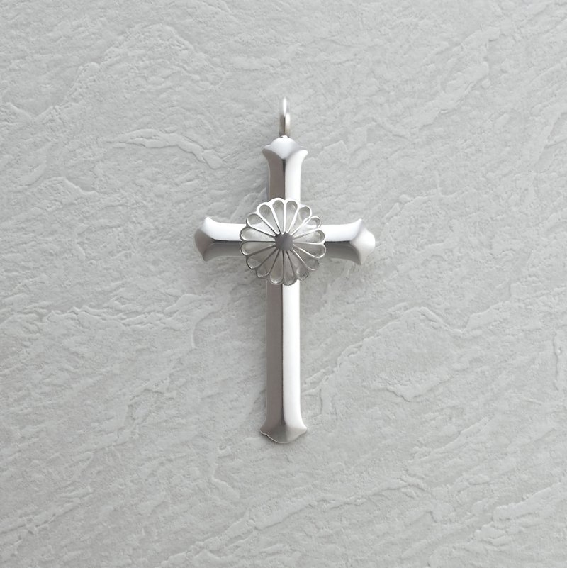 925 silver Jūmonji Cross Pendant with silver Kiku - Necklaces - Sterling Silver Silver