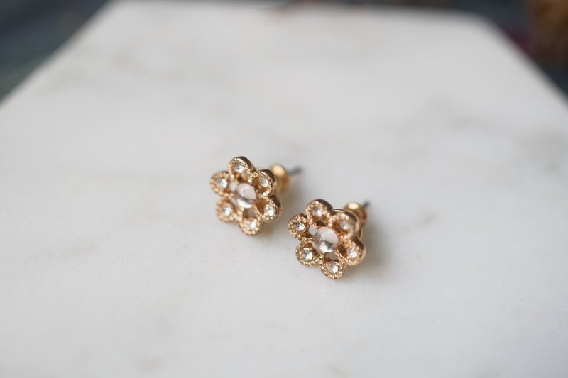 Openwork Floral Post Earrings - ต่างหู - โลหะ สีทอง