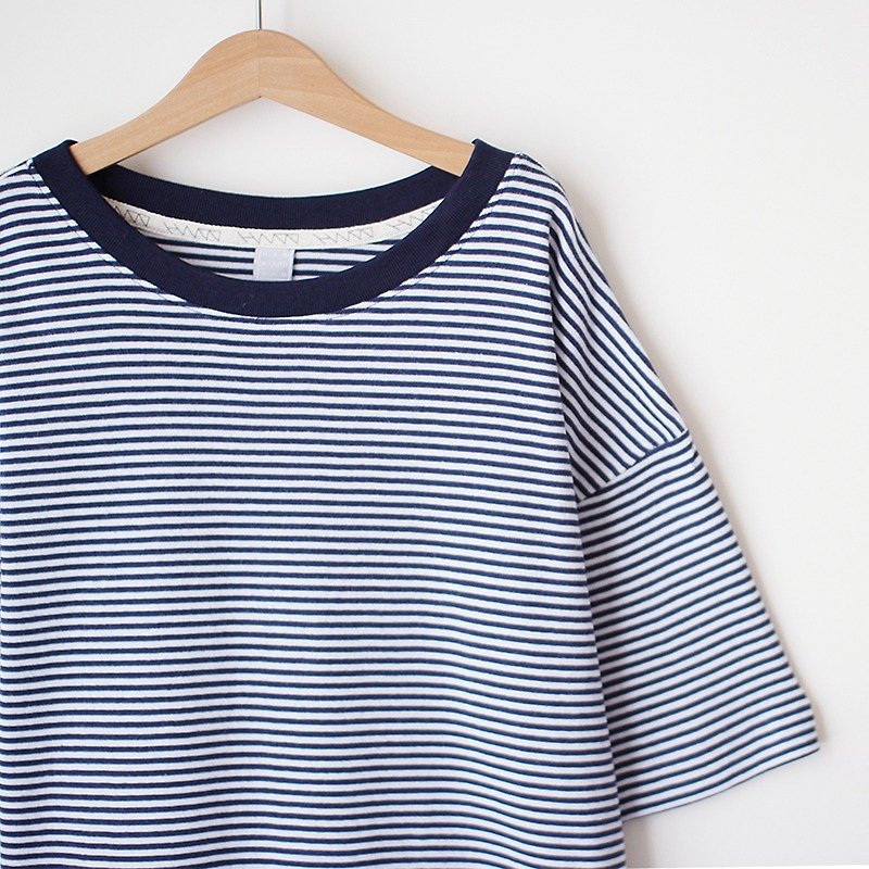 寬鬆落肩版型 輕薄柔軟 丈青*白條紋Tee - 已售完 - 女 T 恤 - 棉．麻 藍色