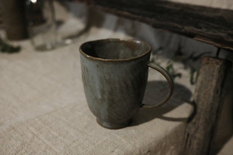 Narrow bottom mug l matte green - Mugs - Pottery 