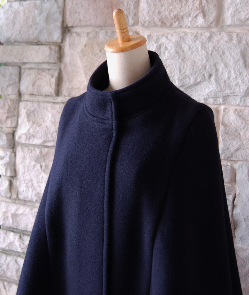 Elegant black cape coat with stand collar and simple magnetic buttons - เสื้อสูท/เสื้อคลุมยาว - ขนแกะ สีดำ