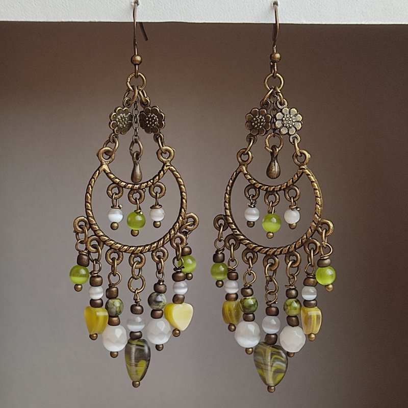 Green beaded earrings ethnic chandelier dangle earrings - 耳環/耳夾/耳骨夾 - 玻璃 綠色