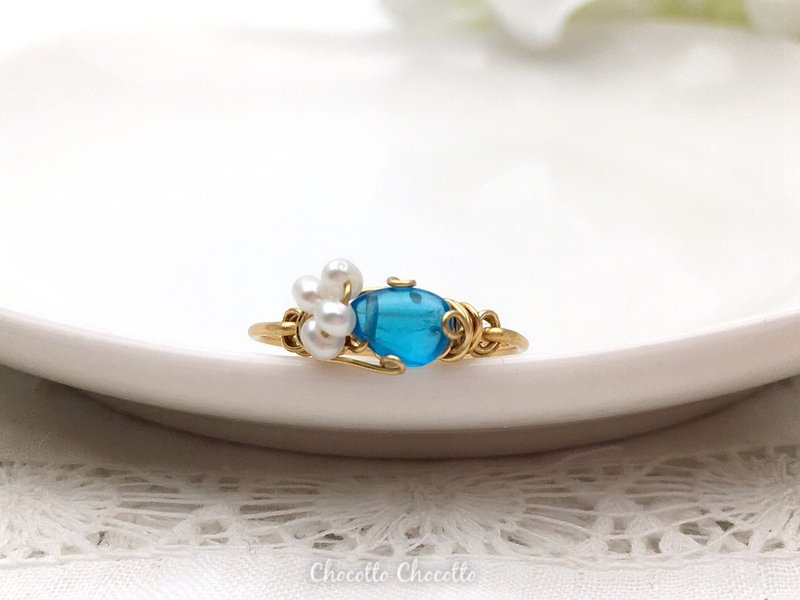 Marie's garden - Neon Blue apatite and freshwater pearl wire ring - แหวนทั่วไป - เครื่องเพชรพลอย สีน้ำเงิน