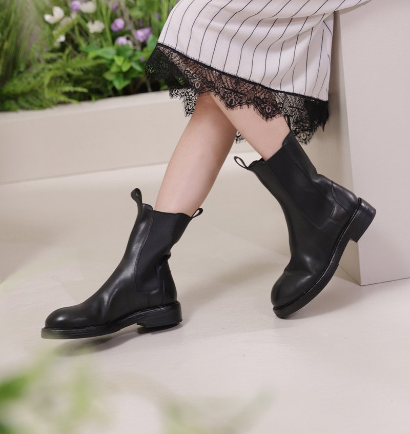 Textured vegetable tanned cowhide-mid-calf Chelsea boots-black - Women's Booties - Genuine Leather Black