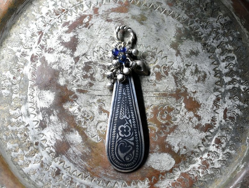 グルジアoldシルバーとたわわなインドシルバー鈴、oldアフガンシルバーパーツ、ブルーアンティークビーズのペンダントトップ - ネックレス - 金属 シルバー