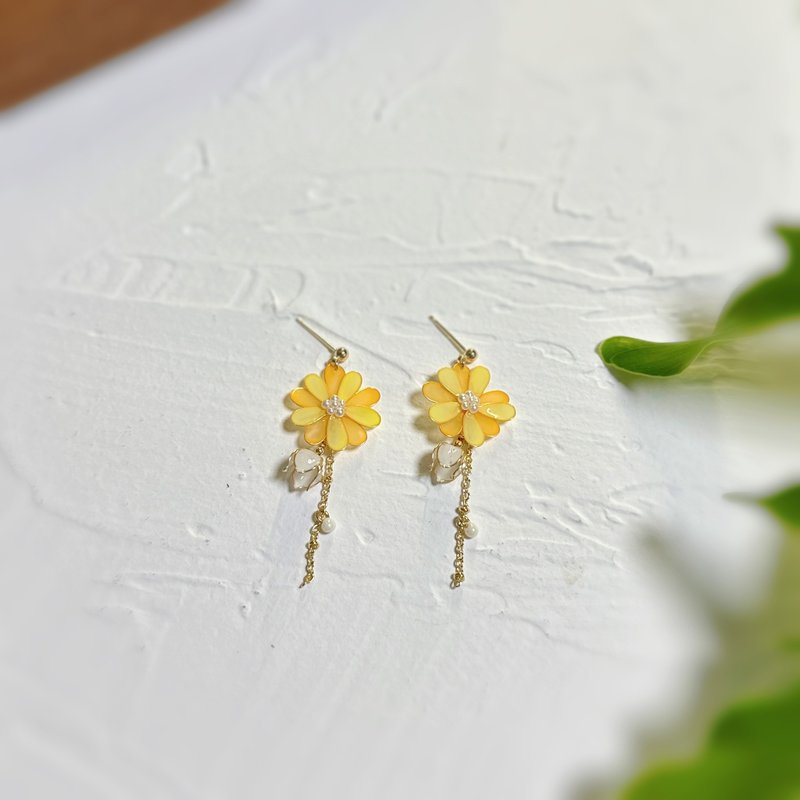 小雛菊 手作立體水晶花貼耳耳環 無痛耳夾 uv飾品 - 耳環/耳夾/耳骨夾 - 其他材質 橘色