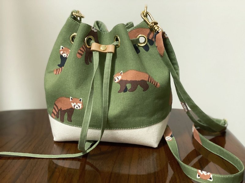 [Sold Out] Bucket Bag Mini Trumpet Christmas/New Year/Little Panda/Outing/Outing/Commuting - กระเป๋าแมสเซนเจอร์ - ผ้าฝ้าย/ผ้าลินิน 