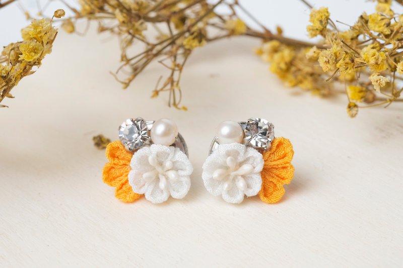 【小铃こすず】つまみ工業/Freshwater pearl crystal and wind cloth flower earrings (yellow) - Earrings & Clip-ons - Other Man-Made Fibers Yellow