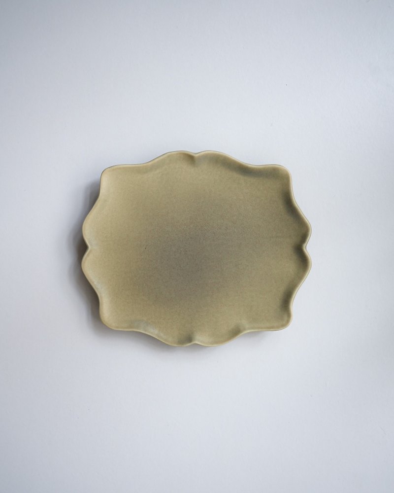Ceramic cloud flower small plate hand-kneaded pottery plate gray yellow green Ceramic Plate - จานและถาด - ดินเผา สีกากี