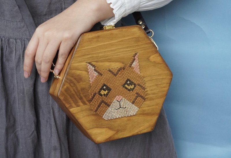 Yuansen handmade cat hand embroidery hexagon wooden bag - กระเป๋าแมสเซนเจอร์ - งานปัก สีนำ้ตาล