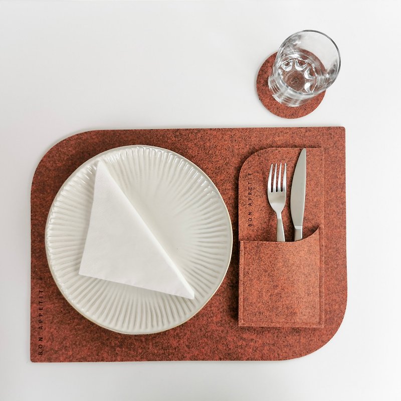 Felt placemat, coaster and cutlery holder set with engraved text bon appetit - ผ้ารองโต๊ะ/ของตกแต่ง - เส้นใยสังเคราะห์ สีนำ้ตาล