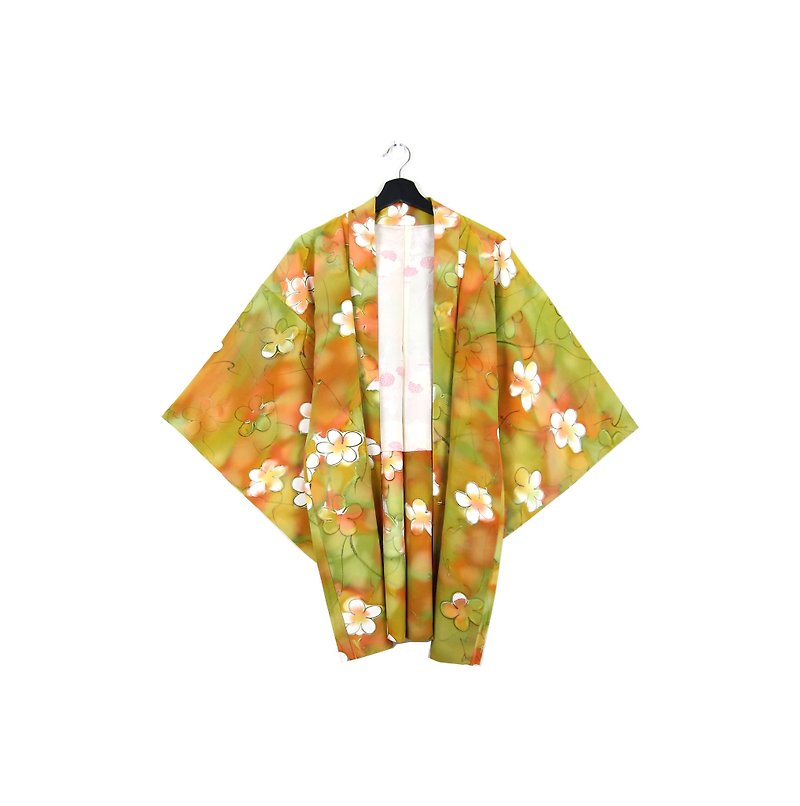 Back to Green :: Japan back and kimono feathers blooming small white flowers / both men and women can wear // vintage kimono (KC-58) - เสื้อแจ็คเก็ต - ผ้าไหม 