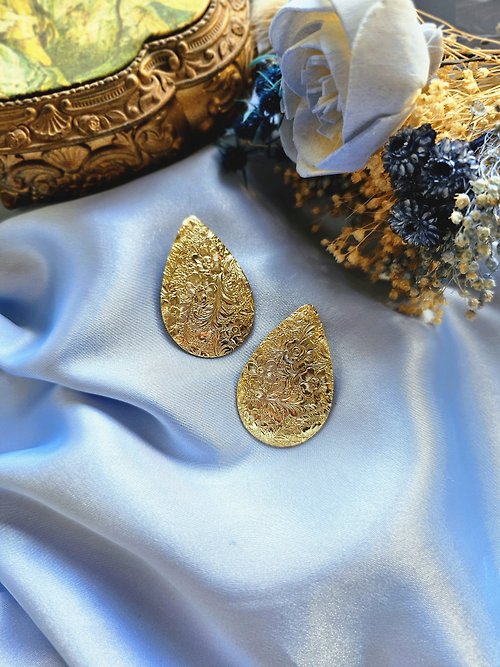 Hale黑爾典藏西洋古董 金色水滴雕花羽捲夾式耳環/vintage美國西洋古董飾品