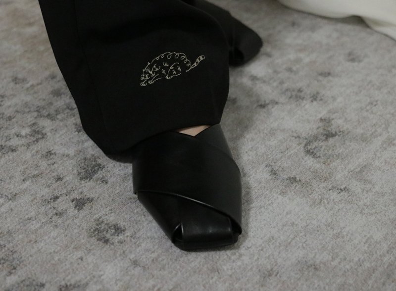 黑色 落地西褲 - 抽象線條吉普貓刺繡 - 女長褲 - 棉．麻 黑色