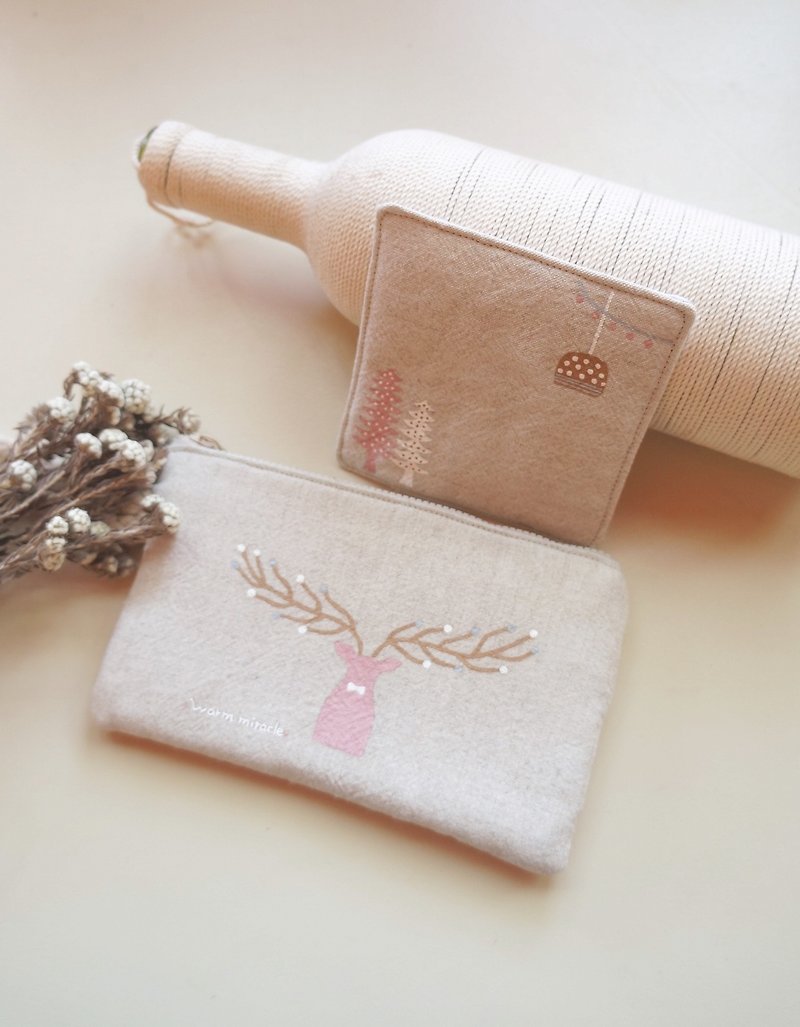 Hand-painted elk mobile phone bag coaster combination gift with Christmas packaging - กระเป๋าถือ - ผ้าฝ้าย/ผ้าลินิน สึชมพู