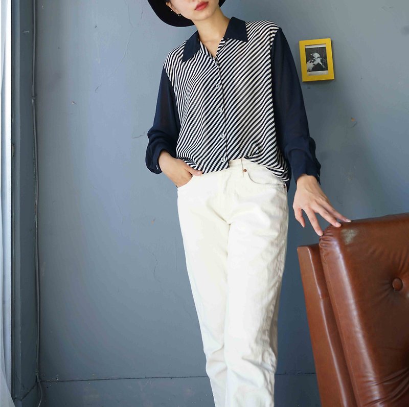 Treasure hunt vintage-blue and white striped color translucent chiffon retro shirt - เสื้อเชิ้ตผู้หญิง - เส้นใยสังเคราะห์ สีน้ำเงิน
