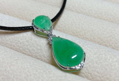 Pine St. Jewelry 松樹街輕奢珠寶 18K金鑽石臺天然冰種緬甸翡翠A貨陽綠蛋面墜子