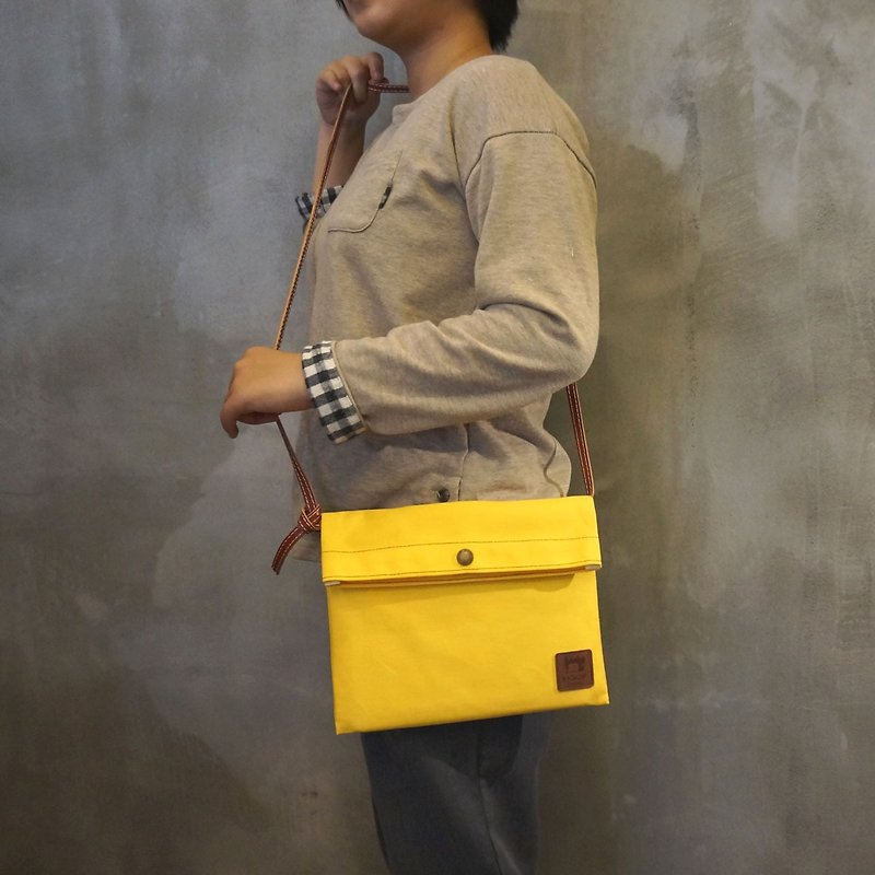 "Just good messenger bag" reflexed mouth design - playful yellow - กระเป๋าแมสเซนเจอร์ - ผ้าฝ้าย/ผ้าลินิน สีเหลือง