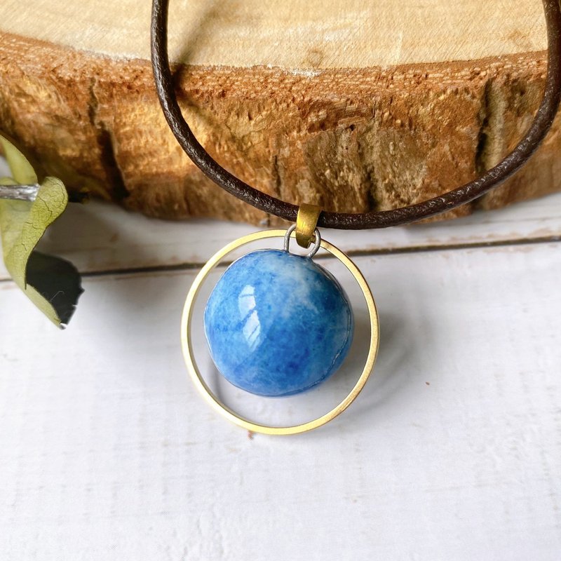 [Final sale - out of print on 3/31] Perfume essential oil necklace | Random blue glaze round frame | Diffuser - Necklaces - Porcelain Blue