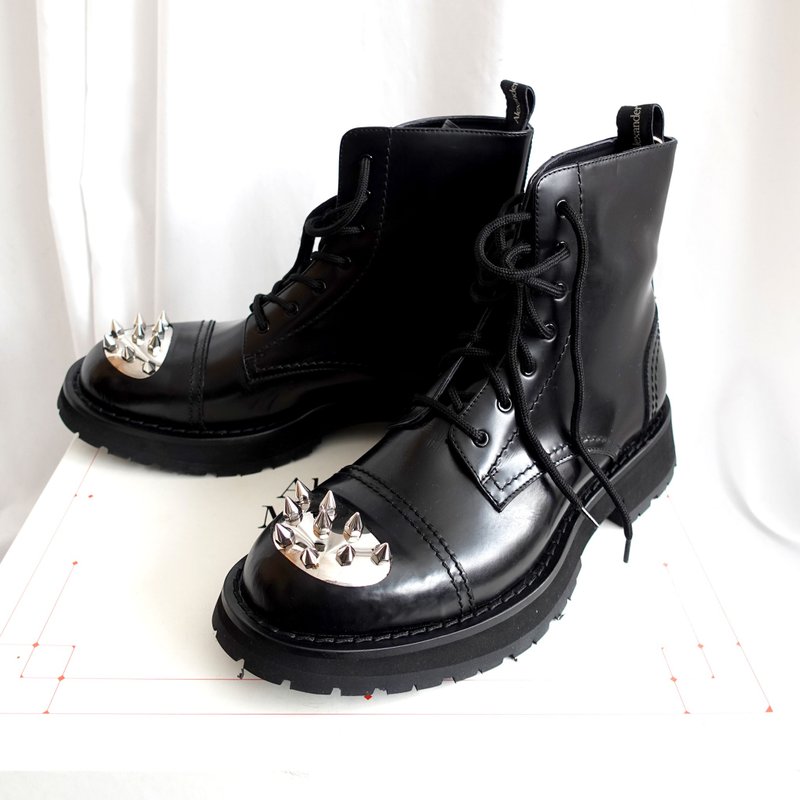 靴サイズ 7 / US サイズ 41 有名ブランド Alexander McQueen 黒色本革製トゥ シルバーリベット ミドルブーツ プロテクティブショートブーツ - メンズ ブーツ - 革 ブラック