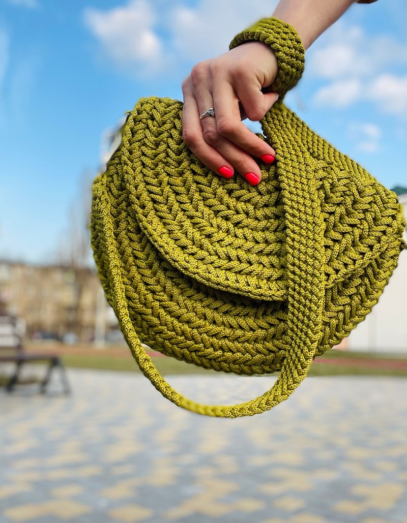 Crossbody bag knitted from handmade polyester cord. Woven bag. - กระเป๋าคลัทช์ - วัสดุอื่นๆ สีเขียว