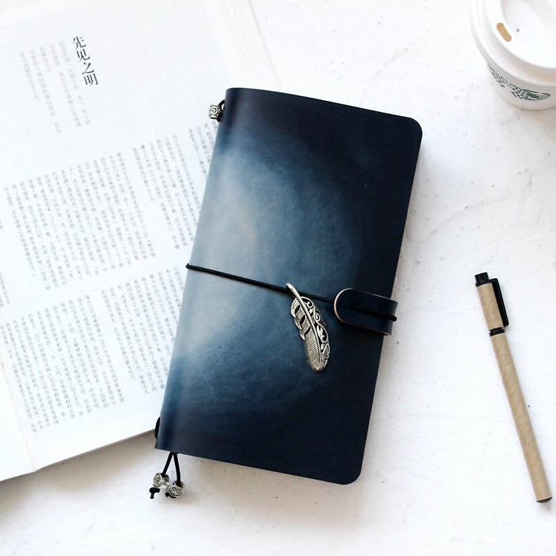 Mountain sea blue smudged handbook leather notebook diary TN travel book can be customized handmade - สมุดบันทึก/สมุดปฏิทิน - หนังแท้ สีน้ำเงิน