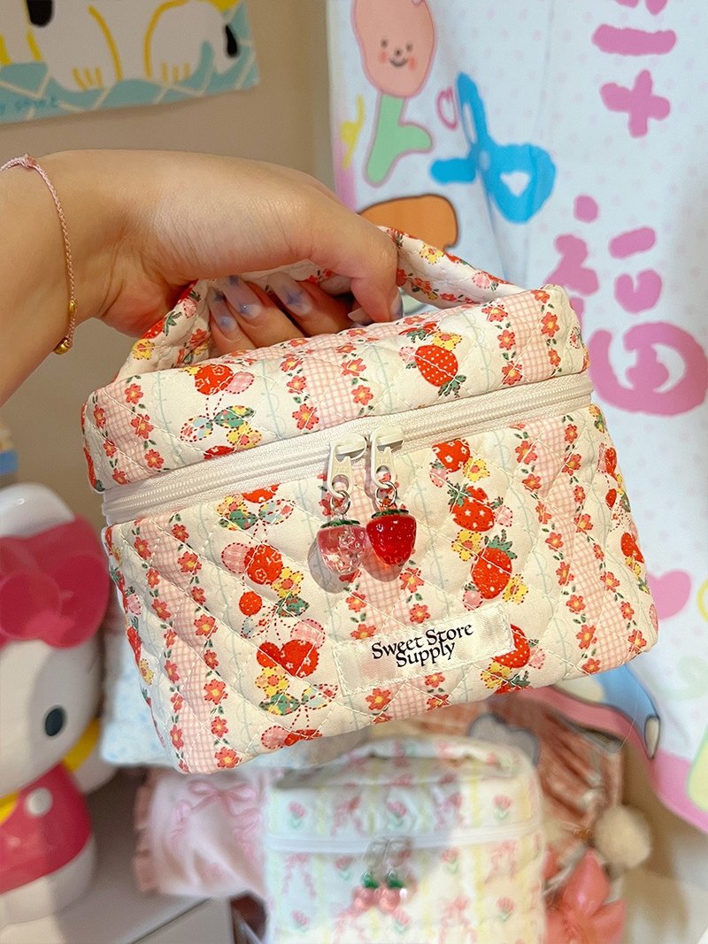 Sweetstore Supply 原創可愛甜美小草莓手提小盒子化妝品收納包 - 化妝包/收納袋 - 棉．麻 紅色