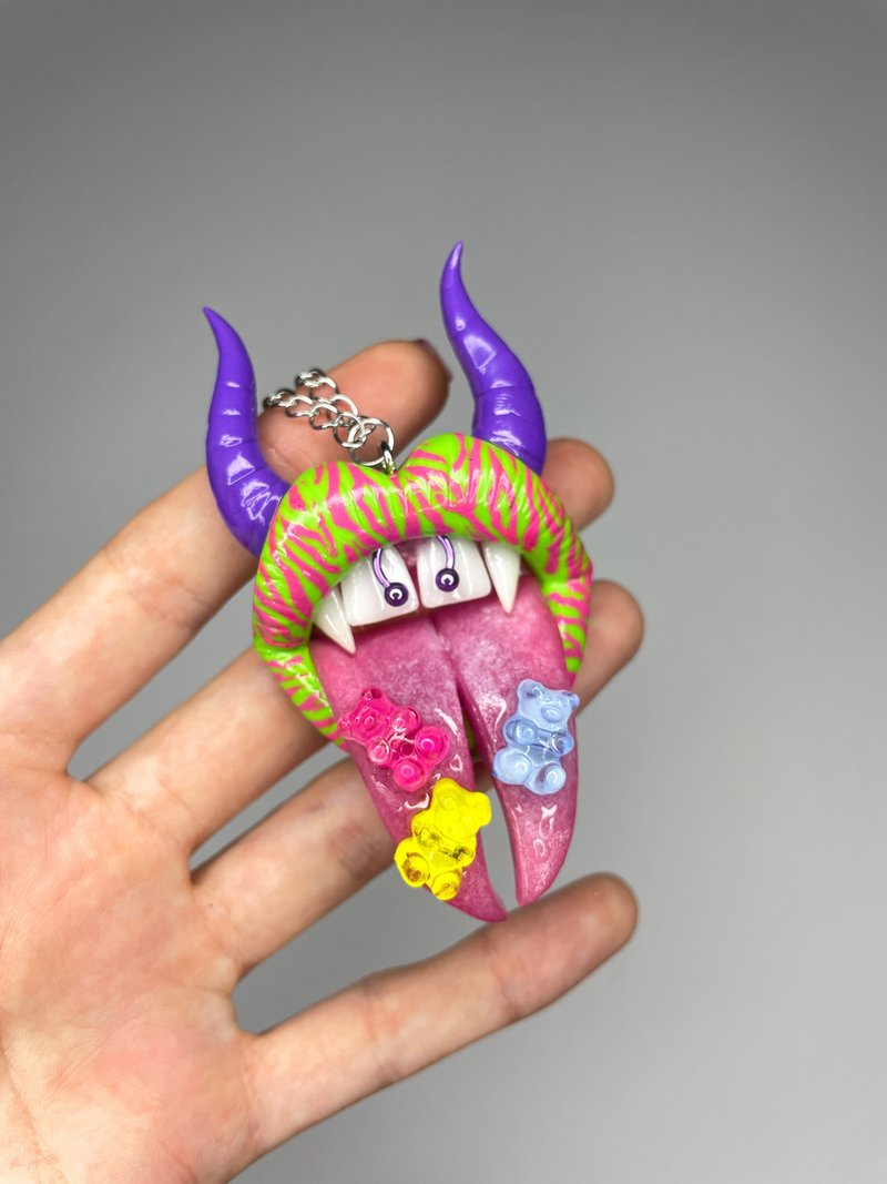 Pendant. Green/purp;e/pink lips with gummy bears. - 項鍊 - 黏土 