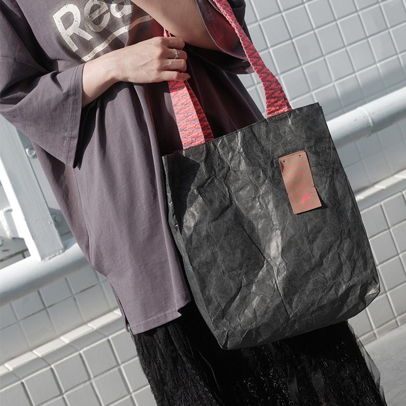 Korean wrinkled tote bag-bamboo charcoal berry eco-friendly DuPont paper material portable shoulder and shoulder waterproof water repellent - กระเป๋าแมสเซนเจอร์ - กระดาษ สีดำ