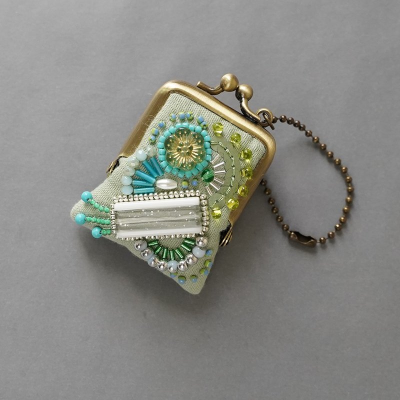ネックレスにも、バッグチャームにも、小さな小さなビーズ刺繍のがま口　18　グリーン　プレゼント　アクセサリーケース - 吊飾/掛飾 - 棉．麻 綠色