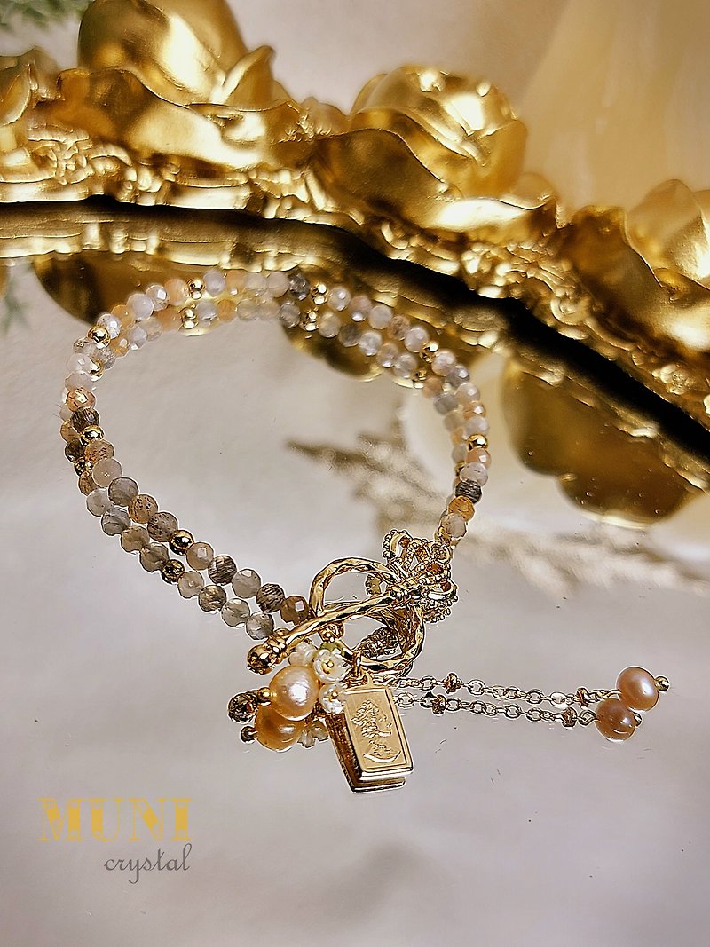 . The Queen's coronation. Backbone Black Gold Stone Crown OT Buckle Elegant Design Muni Crystal - สร้อยข้อมือ - คริสตัล สีทอง
