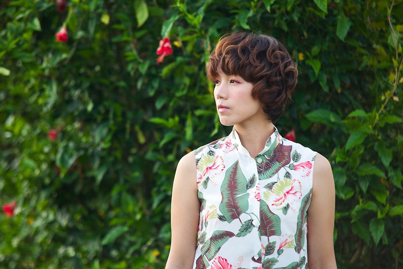 Hibiscus long shirt/white background/customized goods/Taiwan original design/handmade clothes of master tailor - เสื้อกั๊กผู้หญิง - ไฟเบอร์อื่นๆ หลากหลายสี