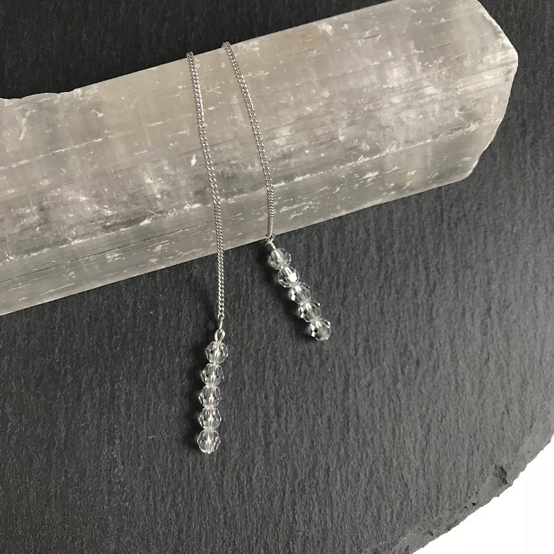 Silver threader earring with swarovski crystal - 耳環/耳夾 - 玻璃 銀色